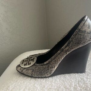 Tory Burch Snakeskin-Print Wedge Pump with Logo Medallion - Silver/Black